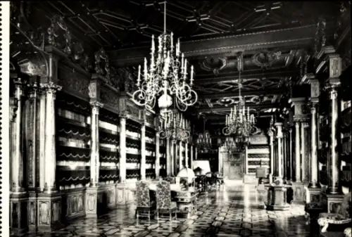 Ak Hluboká nad Vltavou Frauenberg Südböhmen, Bibliothek, barocke Bücherschränke, alter Kassettend