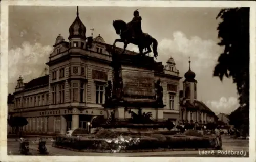 Ak Lázně Poděbrady Bad Podiebrad Region Mittelböhmen, Reiterstatue, Gebäude, Schriftzug OREANSKA 