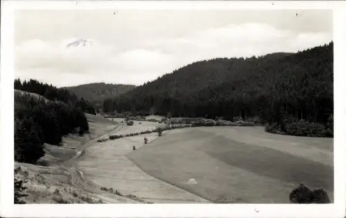 Ak Kácov Mittelböhmen, Landschaft mit Wäldern, Feldern, Hügeln, Fluss, Schwarz-Weiß-Foto