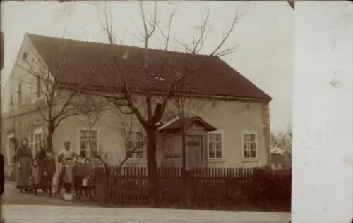 Foto Ak Copitz Pirna in Sachsen, Familie vor einem Wohnhaus