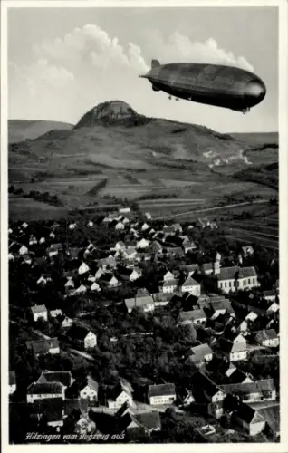 Ak Hilzingen im Hegau, Luftaufnahme von  Zeppelin über der Stadt, Gebirge im Hintergrund