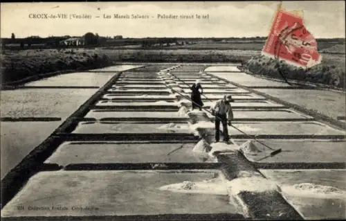 Ak Croix de Vie Vendée, Les Marais Salants, Paludier tirant le sel