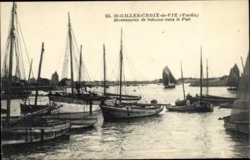 Ak Saint Gilles sur Vie Vendée, Mouvements de bateaux dans le Port