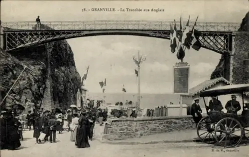 Ak Granville Manche,  La Tranchée aux Anglais, Brücke, Menschenmengen, Flaggen