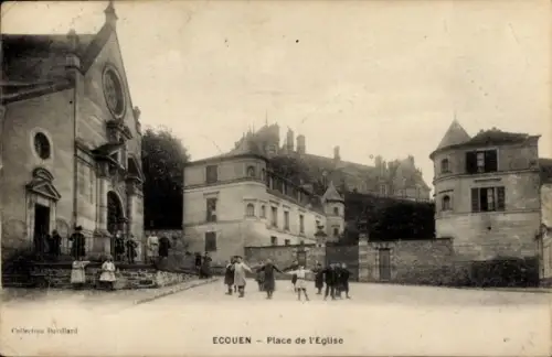Ak Écouen Val d'Oise, Platz der Kirche, Gebäude, Menschen,  Architektur