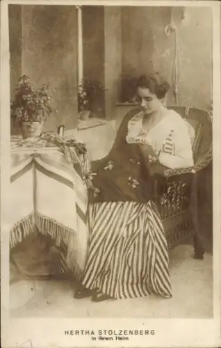 Ak Opernsängerin Hertha Stolzenberg, in ihrem Heim
