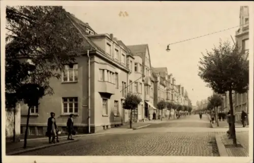Ak Zeulenroda in Thüringen, Stalinstraße, Gebäude, Bäume, Straße, Menschen