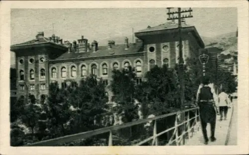 Ak Mostar Bosnien Herzegowina, Hotelgebäude, Brücke, Spaziergänger