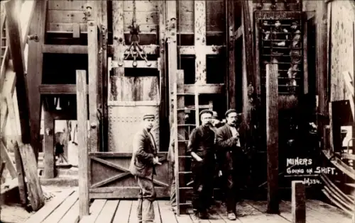 Foto Ak Johannesburg Südafrika, Goldmine, Bergleute gehen auf Schicht