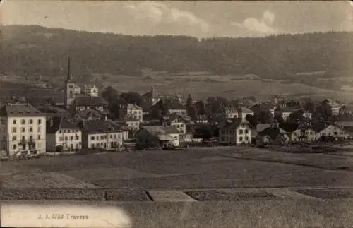 Ak Travers Val de Travers Kanton Neuchatel, Stadtansicht  Häuser, Kirche, Felder