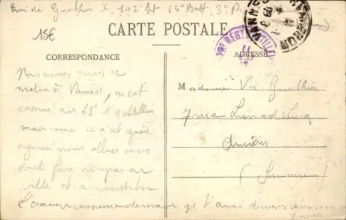 Ak Vannes Morbihan, Eintritt zu einer Kaserne, Soldaten, Radfahrer, Besen, Altbau