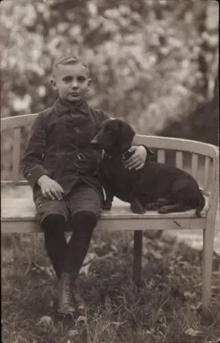 Foto Ak Junge und Dackel, Porträt, Sitzbank