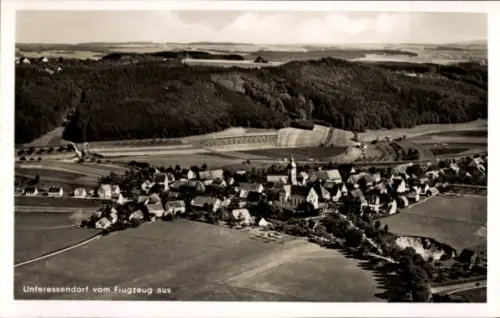 Ak Unteressendorf Hochdorf an der Riß Oberschwaben, Luftaufnahme von  Landschaft, bestehende Gebä
