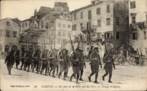 CPA Corfou Grèce, Un coin de la Ville près du Port, Troupe d'Alpins