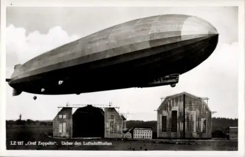 Ak Friedrichshafen am Bodensee, Luftschiff LZ 127 Graf Zeppelin über der Luftschiffhalle
