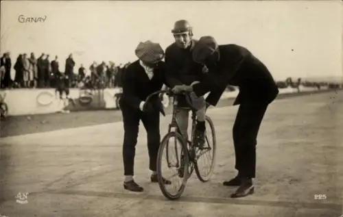Ak Radrennfahrer Ganay auf einer Radrennbahn