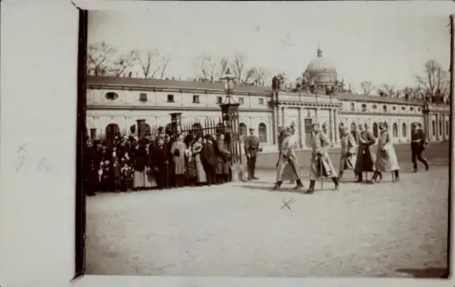 Foto Ak Potsdam, Kaiser Wilhelm II. mit Gefolge vor dem Marstall