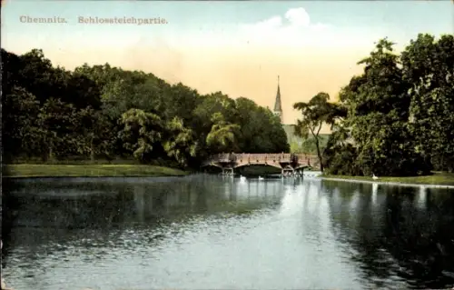 Ak Chemnitz in Sachsen, Schloss Teichpartie, Brücke, Wasser, Bäume, Kirche im Hintergrund