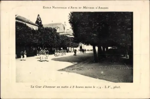 Ak Angers Maine et Loire, Ecole Nationale d'Arts et Métiers, La Cour d'honneur, Studenten, Straße