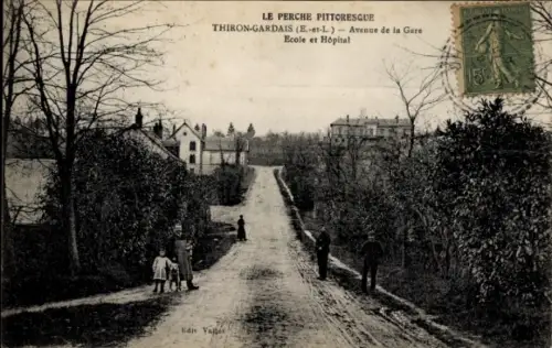CPA Thiron Gardais Eure et Loir, Avenue de la Gare, École et Hôpital