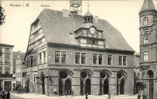 Ak Minden in Westfalen, Rathaus,  Architektur, Uhr, Fachwerk, Straßenansicht