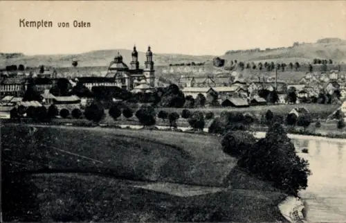 Ak Kempten im Allgäu Schwaben, Kempten von Osten, Fluss, Bäume, Gebäude, Hügel