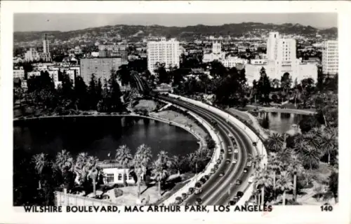 Ak Los Angeles Kalifornien USA, Wilshire Boulevard, Mac Arthur Park, Stadtansicht, Autos, Palmen