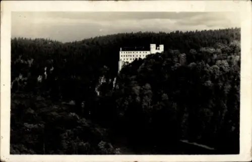 Ak Orlík nad Vltavou Altsattel Südböhmen, Schloss auf einem Hügel, umgeben von Wald, Schwarz-Weiß