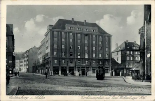 Ak Wałbrzych Waldenburg Schlesien, Vierhäuserplatz, Hotel Waldenburger Hof, Straßenbahn