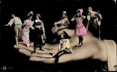 Ak Figuren in historischen Kostümen auf einer Hand, Fotokunst