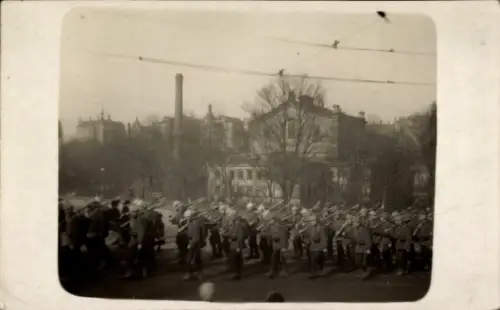 Foto Ak Plauen im Vogtland, Soldaten Ausmarsch