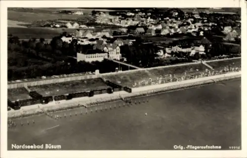 Ak Nordseebad Büsum, Luftaufnahme, Nordseebad, Häuser, Strandkörbe