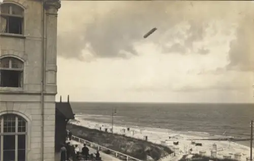 Foto Ak Nordseebad Wangerooge, Zeppelin Luftkreuzer, Erkundungsfahrt über der Nordsee, August 1914