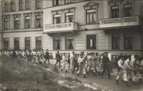 Foto Ak Wangerooge, 1. Komp. XII. Matrosen Artillerie Abt. nach Felddienstübung, Strandhotel Gerken