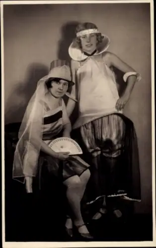 Foto Ak Zwei Frauen in Kostümen, Porträt, Fächer