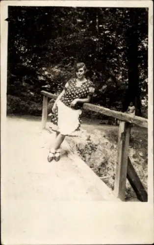 Foto Ak Porträt einer jungen Frau, Kleid