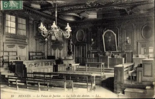 Ak Rennes Ille et Vilaine, Palais de Justice, Salle des Assises, Innenraum mit Holzverkleidung, G