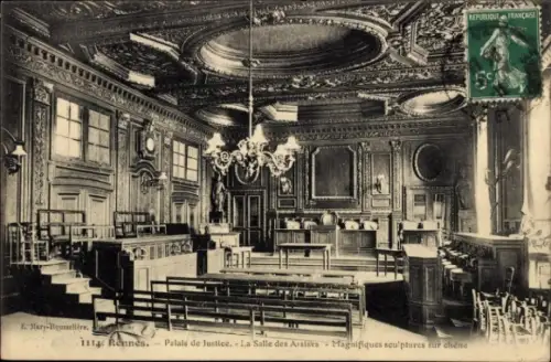 Ak Rennes Ille et Vilaine, Palais de Justice, Salle des Assises, beeindruckende Holzschnitzereien
