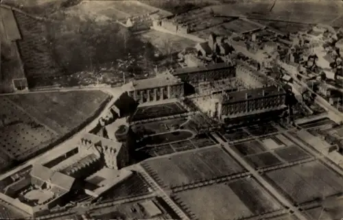 Ak Igny Essonne, Luftaufnahme der École St-Nicolas, Gärten und Gebäude, ländliche Umgebung