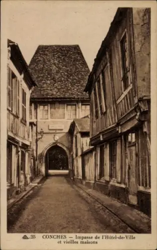 Ak Conches en Ouche Eure, Straße mit alten Häusern, Durchgang zum Hôtel-de-Ville