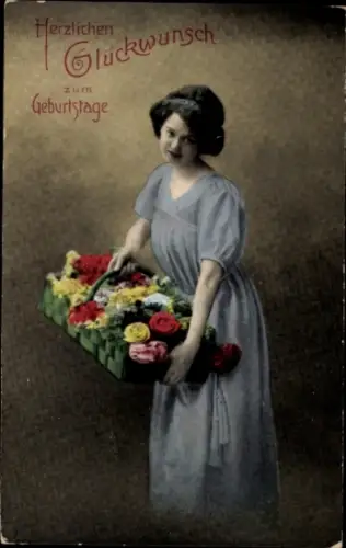 Ak Glückwunsch Geburtstag, Frau mit Blumenkorb