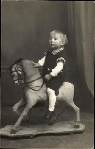 Foto Ak Kind mit Spielzeug, Pferd