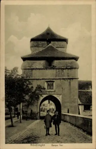 Ak Nördlingen in Schwaben, Berger Tor, zwei Personen,  Architektur