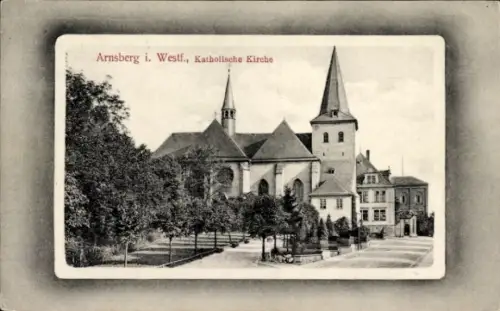 Ak Arnsberg im Sauerland Westfalen, Katholische Kirche, Arnsberg i. Westf., Bäume, Straßenansicht