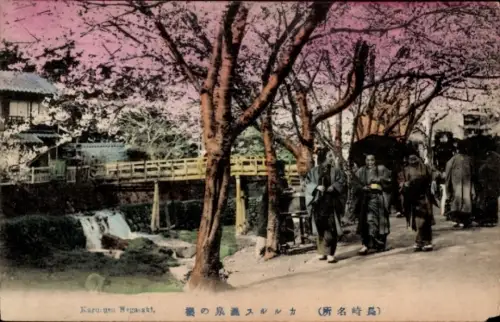 Ak Nagasaki Präfektur Nagasaki Japan, Bäume, Fluss, Spaziergänger, Kirschblüten, japanische Schri