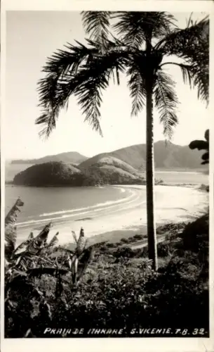 Ak São Vicente Cabo Verde Kap Verde, Strandansicht, Palmen, Hügel, Wellen, Schwarz-Weiß-Foto