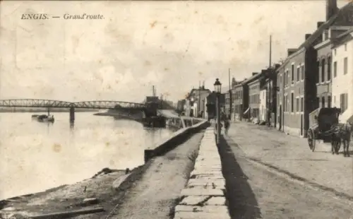 Ak Engis Wallonien Lüttich, Flussufer, Straße, Brücke, Gebäude, Pferd, Kutsche