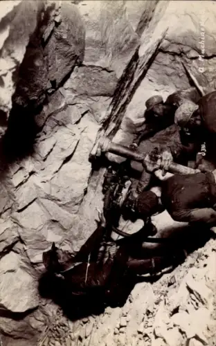 Foto Ak Johannesburg Südafrika, Bergleute in einer Goldmine, Bohrmaschine
