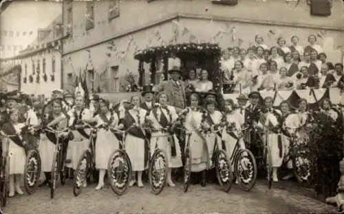 Foto Ak Wałbrzych Waldenburg Schlesien, Festgesellschaft, geschmückte Fahrräder, geschmückter LKW