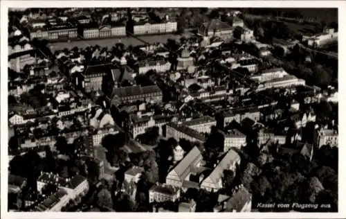Ak Kassel in Hessen, Luftaufnahme von   Gebäude, schwarz-weiß